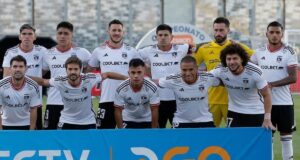 Foto de la alineación de Colo-Colo durante un partido en el Estadio Monumental.