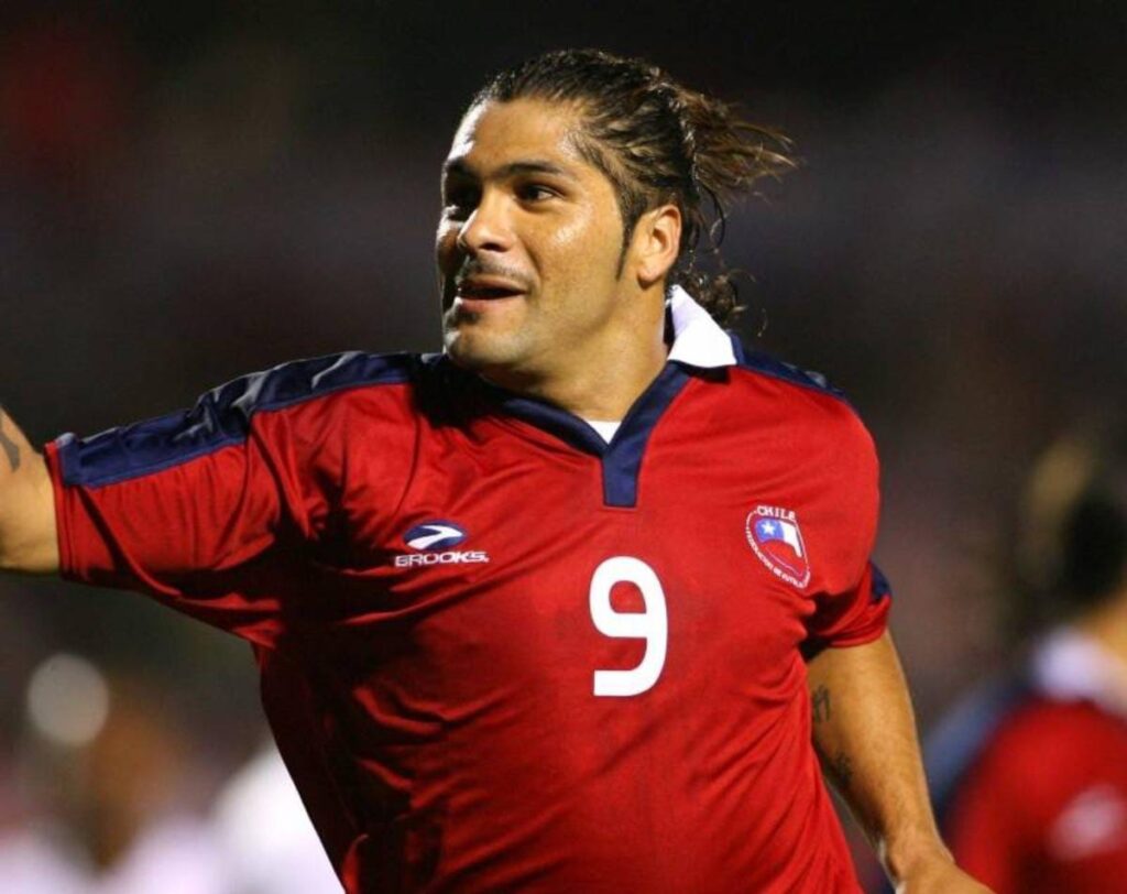 Primer plano a Reinaldo Navia vistiendo la camiseta de la Selección Chilena.