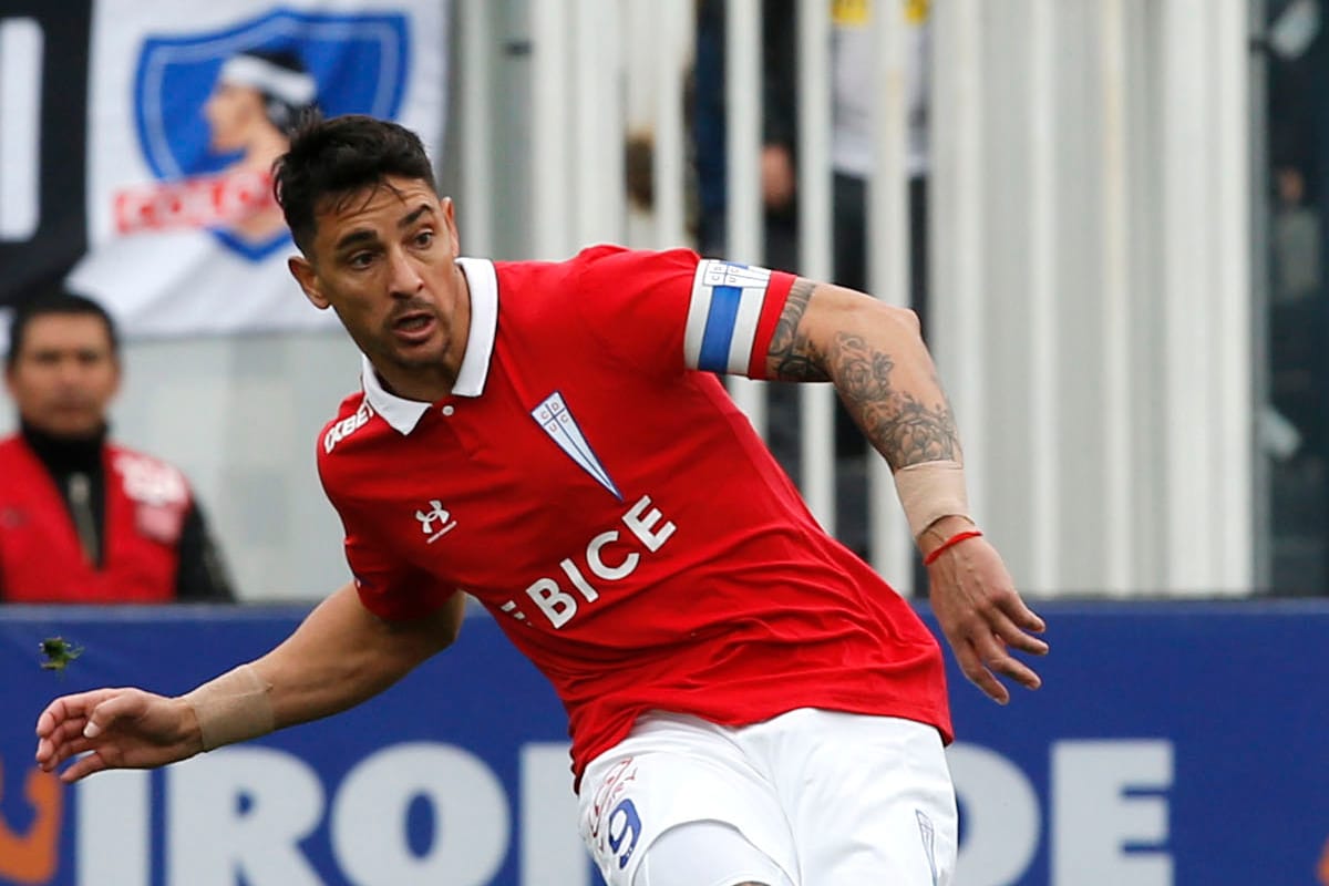 Primer plano a Fernando Zampedri durante el partido de Colo-Colo vs Universidad Católica.