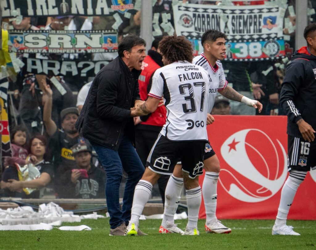 Gustavo Quinteros reteniendo a Maximiliano Falcón para que no reciba la segunda amarilla en el partido de Colo-Colo vs Universidad Católica.