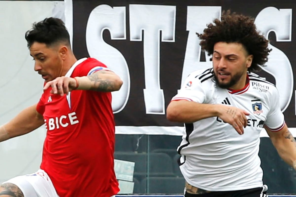 Primer plano a Fernando Zampedri y Maximiliano Falcón durante un duelo de ambos en el partido de Colo-Colo vs Universidad Católica.