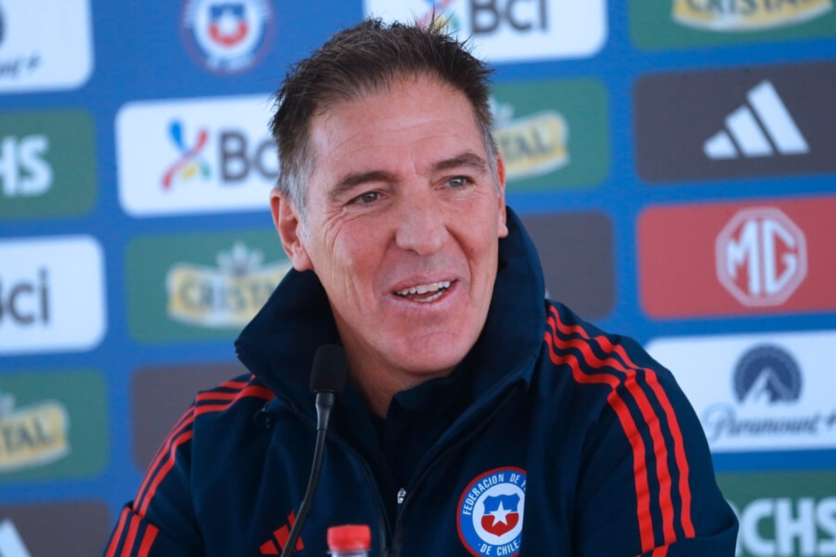 Primer plano al rostro de Eduardo Berizzo con el buzo de la Selección Chilena.