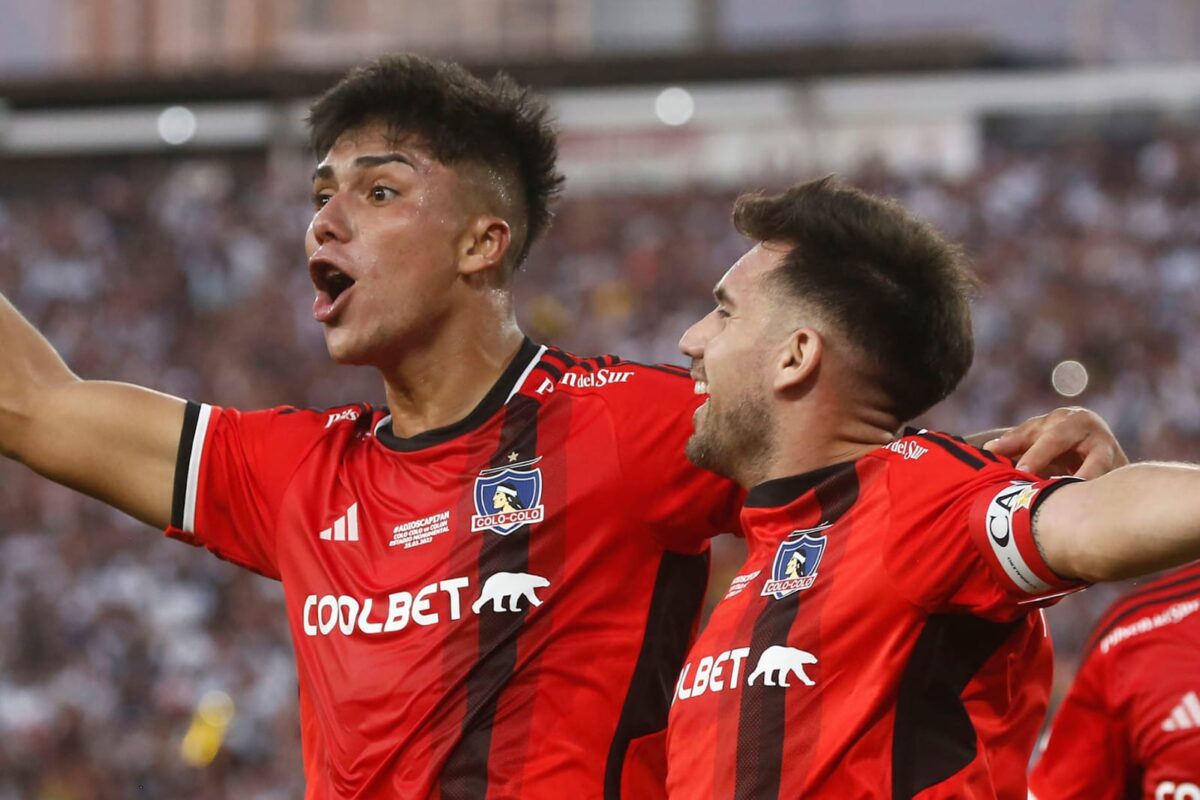 Primer plano a Damián Pizarro y César Fuentes celebrando el gol convertido contra Colón de Santa fe.