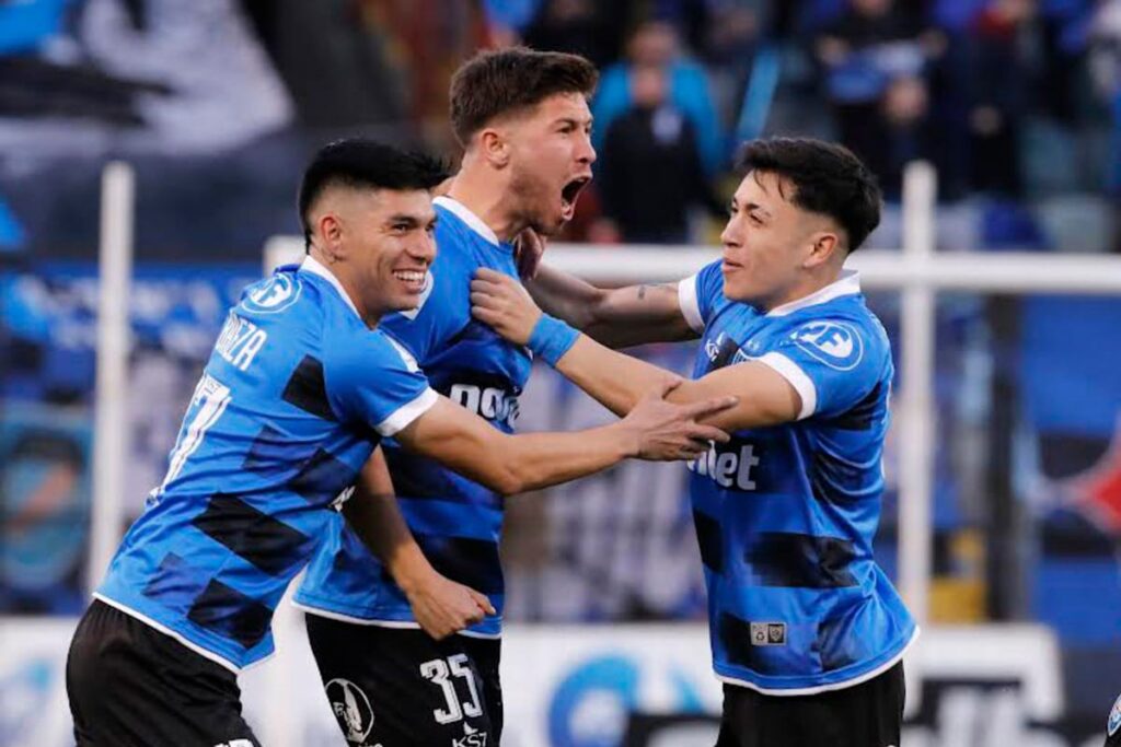 Felipe Loyola celebrando un gol con la camiseta de Huachipato.