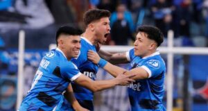 Felipe Loyola celebrando un gol con la camiseta de Huachipato.