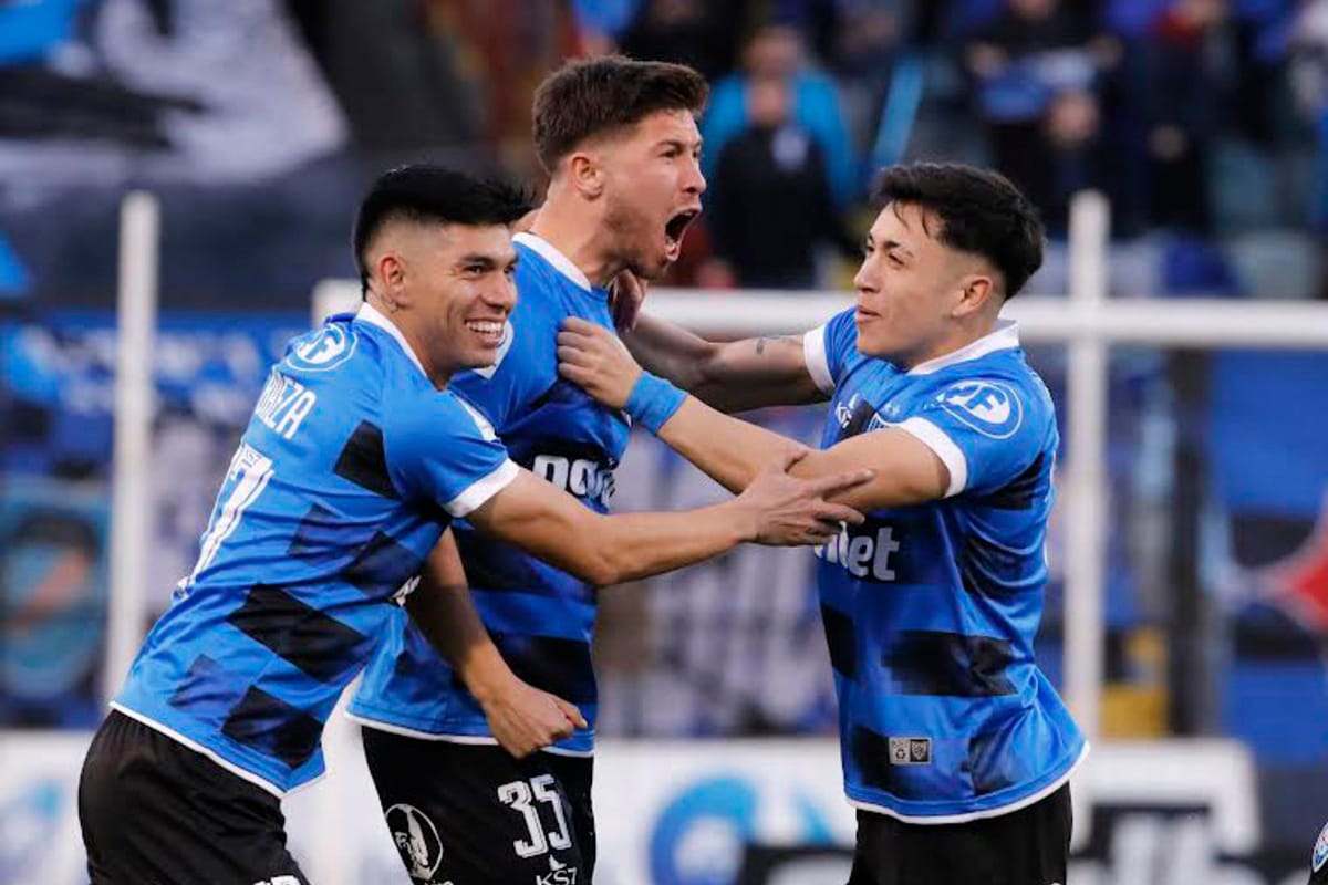 Felipe Loyola celebrando un gol con la camiseta de Huachipato.