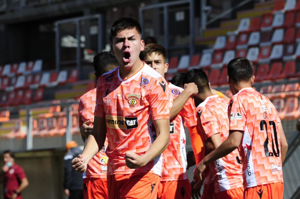 Luciano Parra celebrando un gol con Cobreloa junto a sus compañeros.