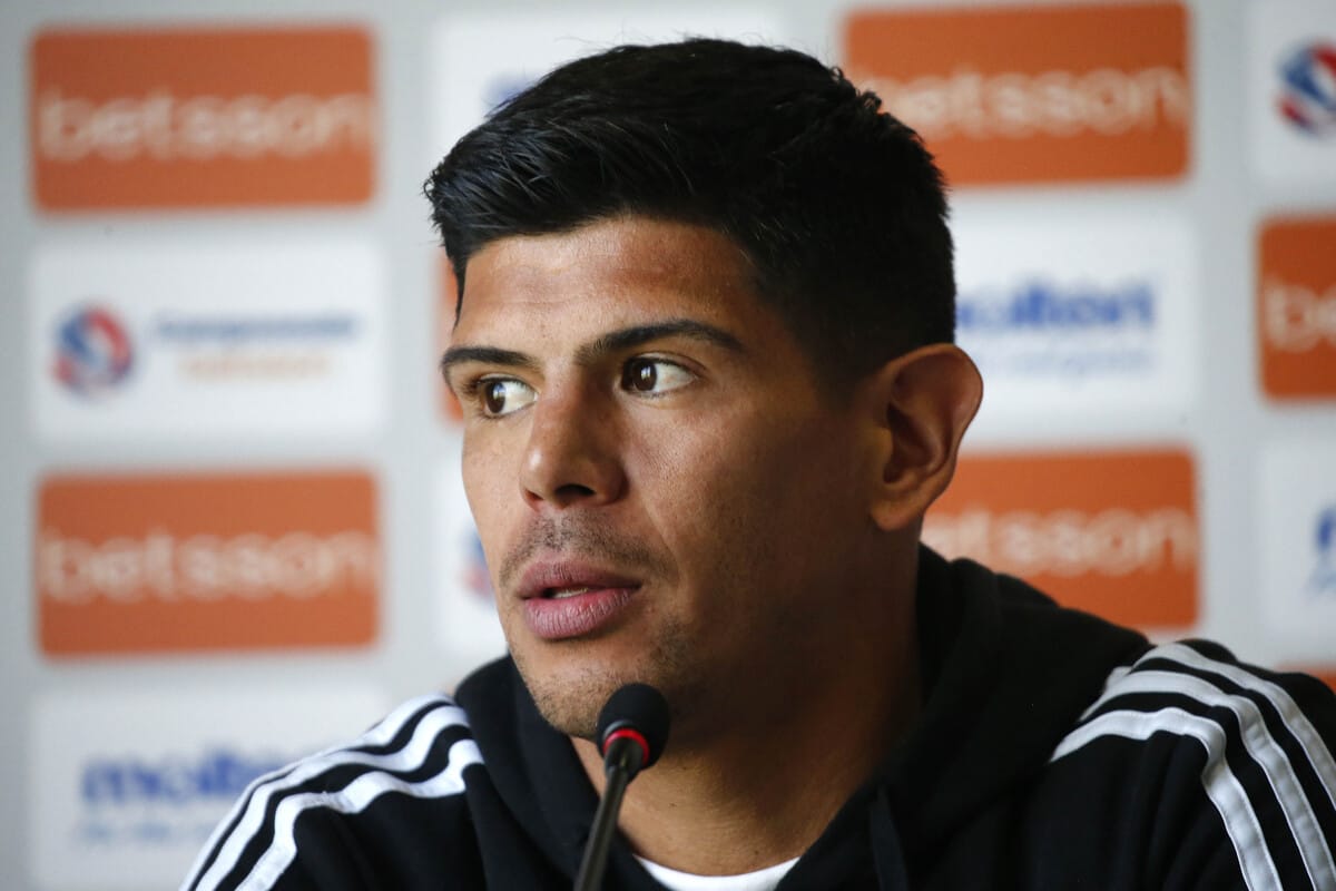 Primer plano a Esteban Pavez durante la conferencia de capitanes, en la previa del Superclásico de Colo-Colo vs Universidad de Chile.