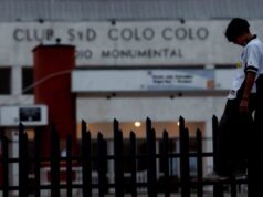 Postal de la fachada del Estadio Monumental y un hincha de Colo-Colo durante la quiebra del club.