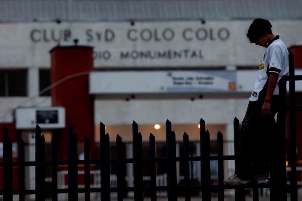 Postal de la fachada del Estadio Monumental y un hincha de Colo-Colo durante la quiebra del club.