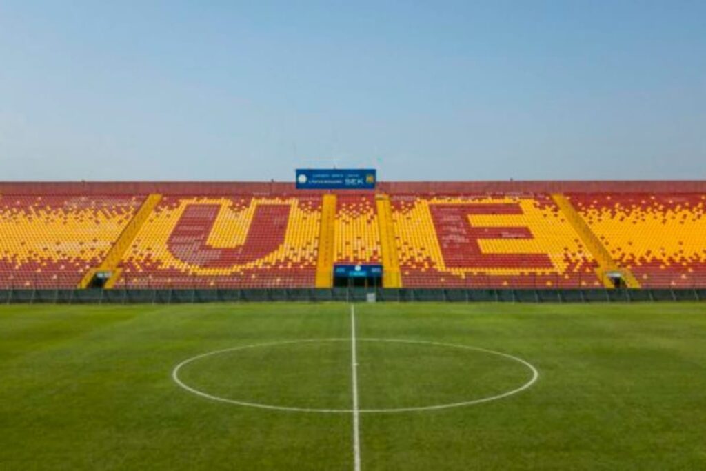 Foto al círculo central del campo de juego y graderías del sector cordillera del Estadio Santa Laura.