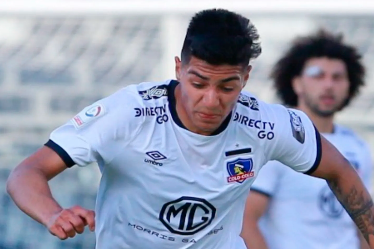 Williams Alarcón defendiendo la camiseta de Colo-Colo durante la temporada 2020.