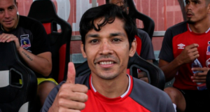 Matías Fernández con el pulgar arriba sonríe ante las cámaras mientras está sentado en la banca de Colo-Colo en el Estadio Monumental.