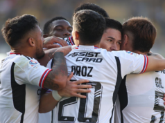 Futbolistas de Colo-Colo abrazan a Óscar Opazo tras anotar el 2-2 final ante Coquimbo Unido en la segunda rueda del Campeonato Nacional 2023.
