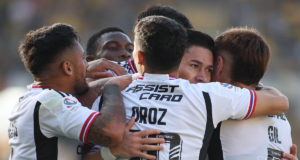 Futbolistas de Colo-Colo abrazan a Óscar Opazo tras anotar el 2-2 final ante Coquimbo Unido en la segunda rueda del Campeonato Nacional 2023.