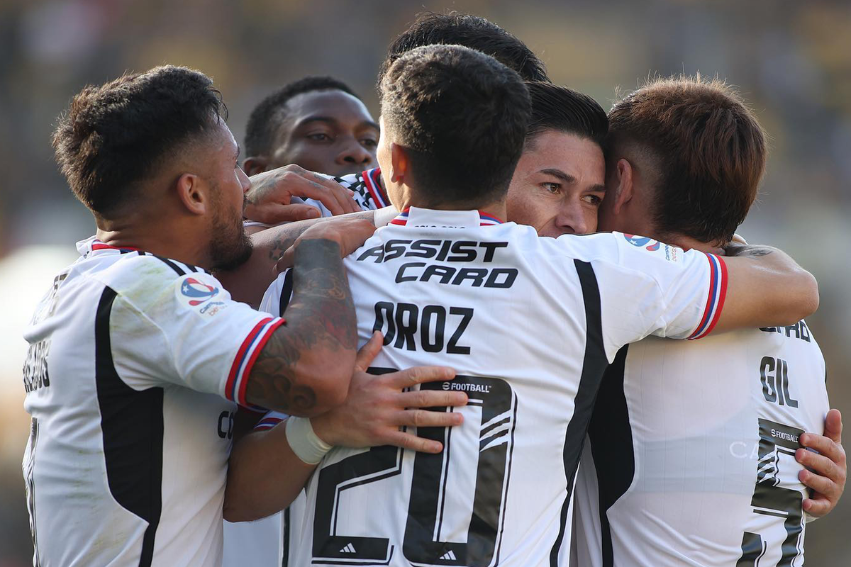 Futbolistas de Colo-Colo abrazan a Óscar Opazo tras anotar el 2-2 final ante Coquimbo Unido en la segunda rueda del Campeonato Nacional 2023.