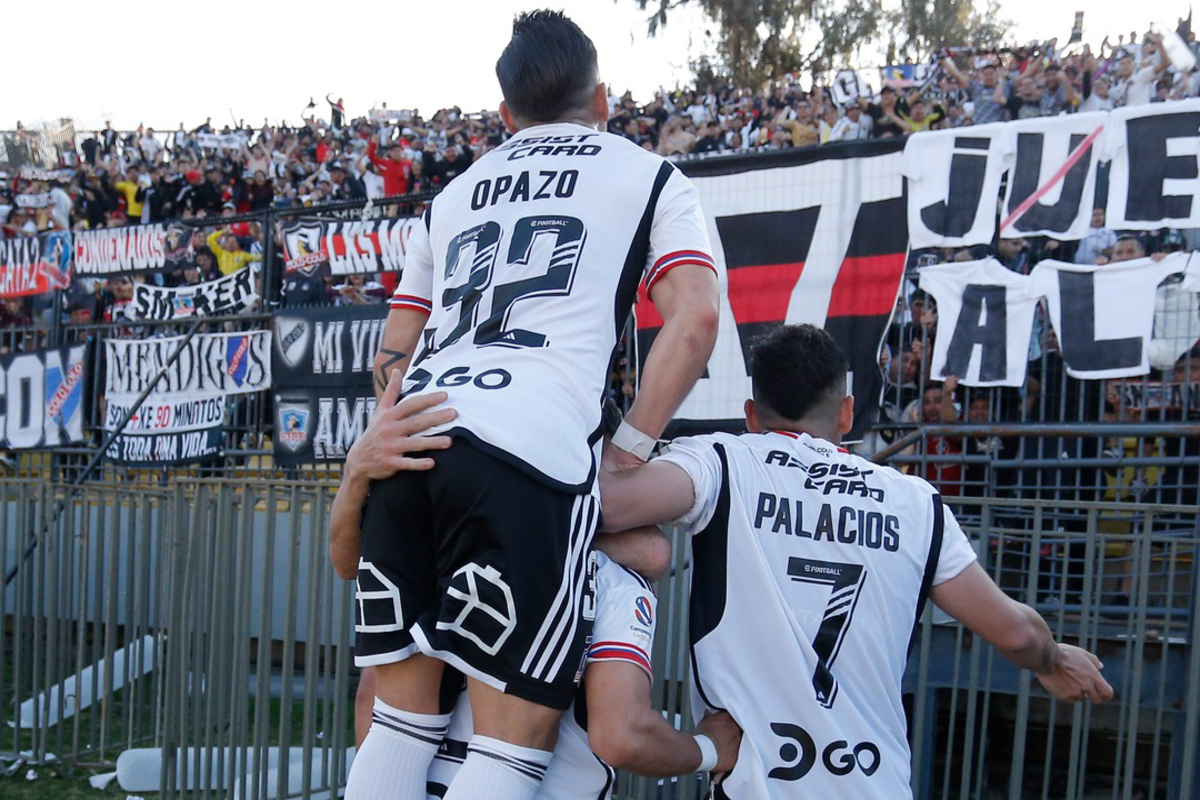 Óscar Opazo, Carlos Palacios y el plantel de Colo-Colo celebran el gol anotado por Jordhy Thompson en la victoria 2-1 ante Everton.