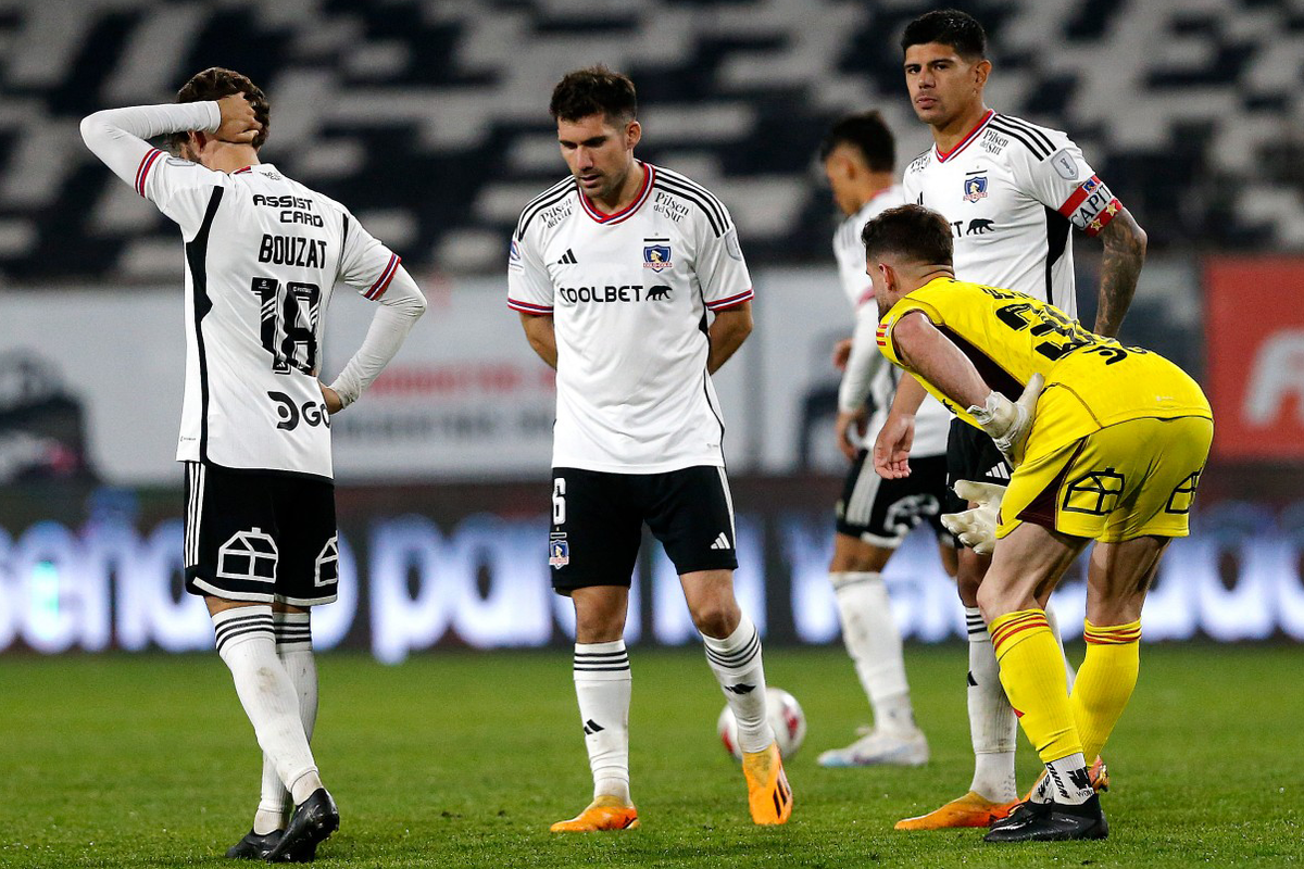 Futbolistas de Colo-Colo se reúnen en la cancha principal del Estadio Monumental con evidentes rostros de lamento.