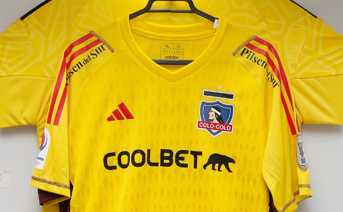 Camiseta oficial de arquero de Colo-Colo durante la temporada 2023.