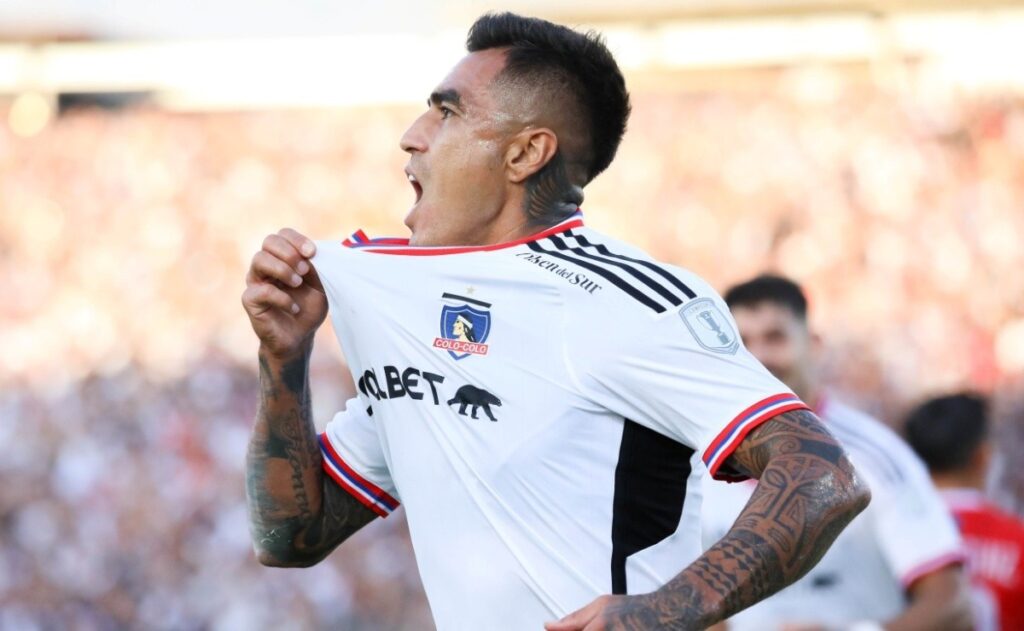 Darío Lezcano celebrando un gol con la camiseta de Colo-Colo durante la temporada 2023.