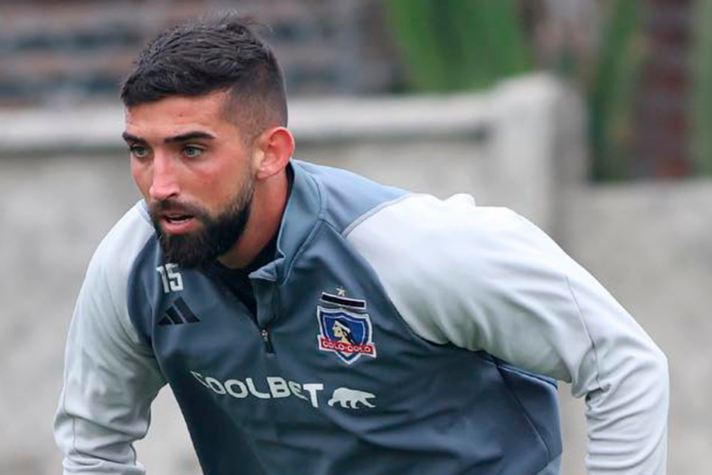 Emiliano Amor en medio de un entrenamiento de Colo-Colo durante la temporada 2023.