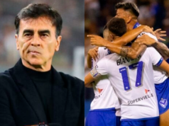 En el sector izquierdo Gustavo Quinteros con cara de preocupación, mientras que en el sector derecho se encuentran los futbolistas de Vélez Sarsfield celebrando.