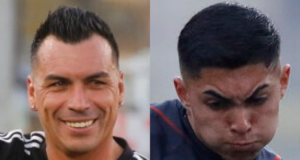 Primer plano a los rostros de Esteban Paredes y Jordhy Thompson, ex jugador de Colo-Colo y actual canterano del Popular, respectivamente.