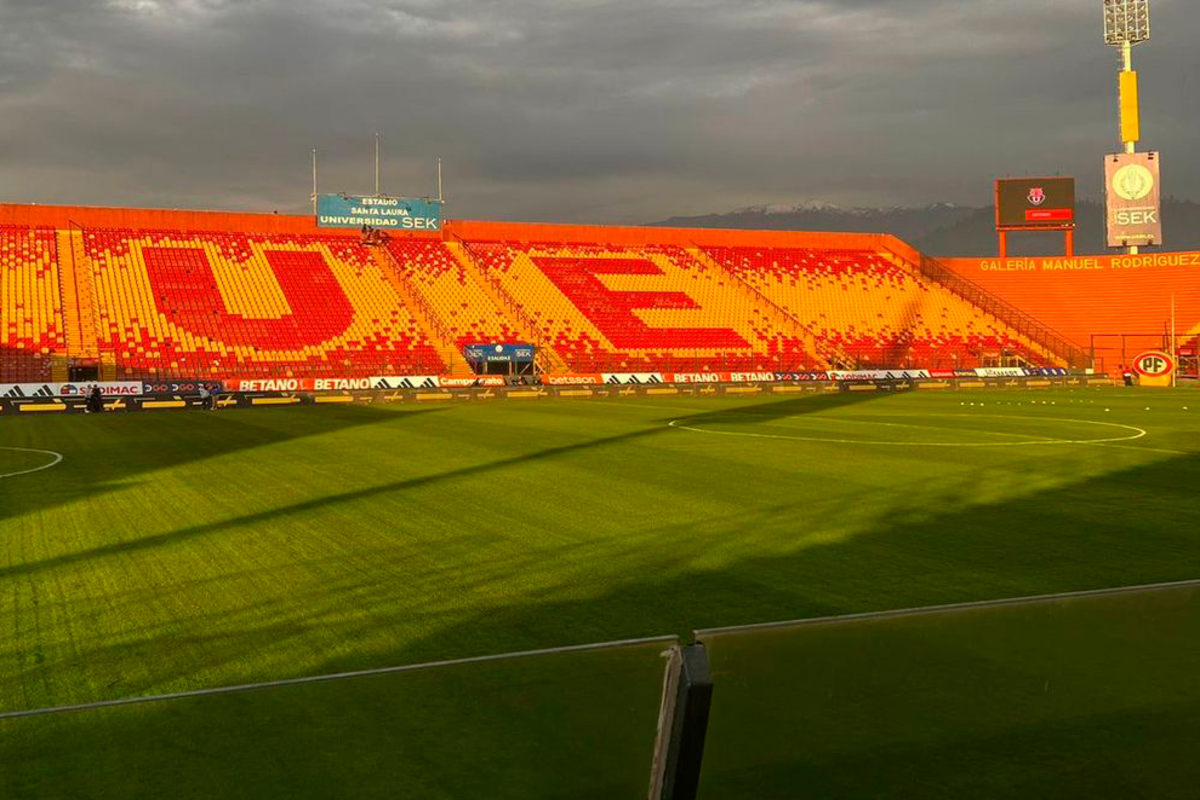 Fotografía a la cancha del Estadio Santa Laura durante la temporada 2023.