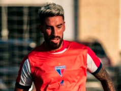 Juan Martín Lucero con la boca abierta en pleno entrenamiento con la camiseta de Fortaleza.