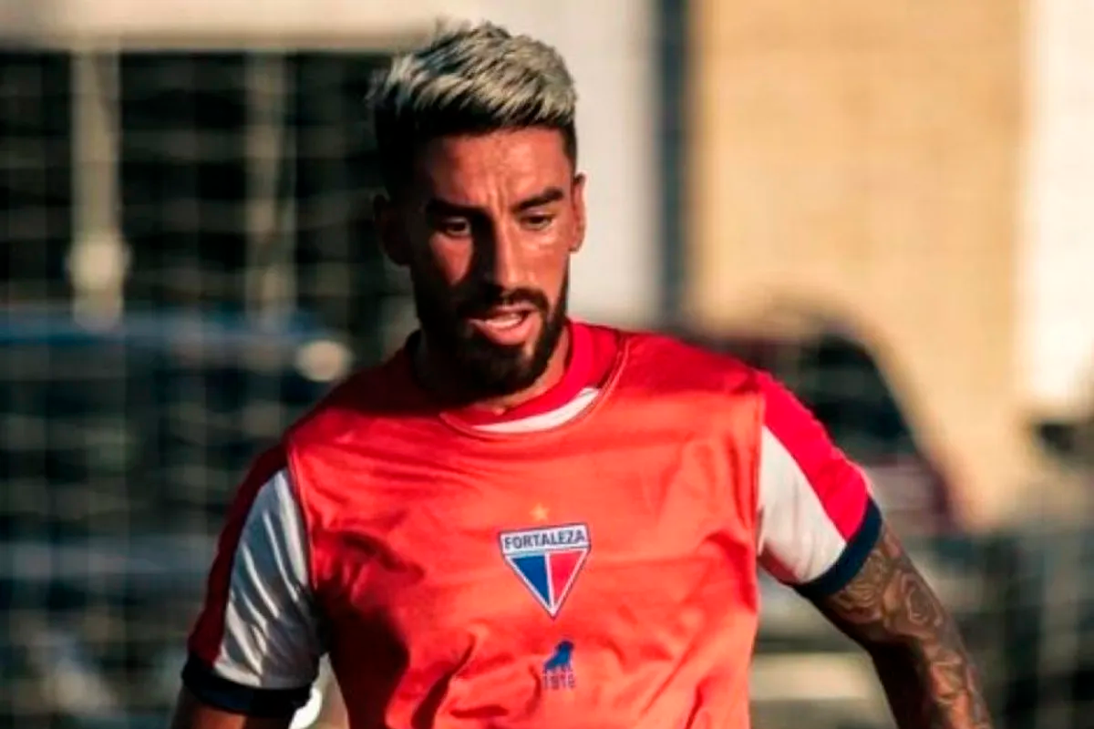 Juan Martín Lucero con la boca abierta en pleno entrenamiento con la camiseta de Fortaleza.