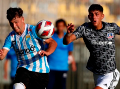 Bruno Gutiérrez trata de perseguir a un jugador de Magallanes que busca quedarse con un balón en el marco de la Supercopa 2023 que perdió Colo-Colo a manos del 'Manojito de Claveles'