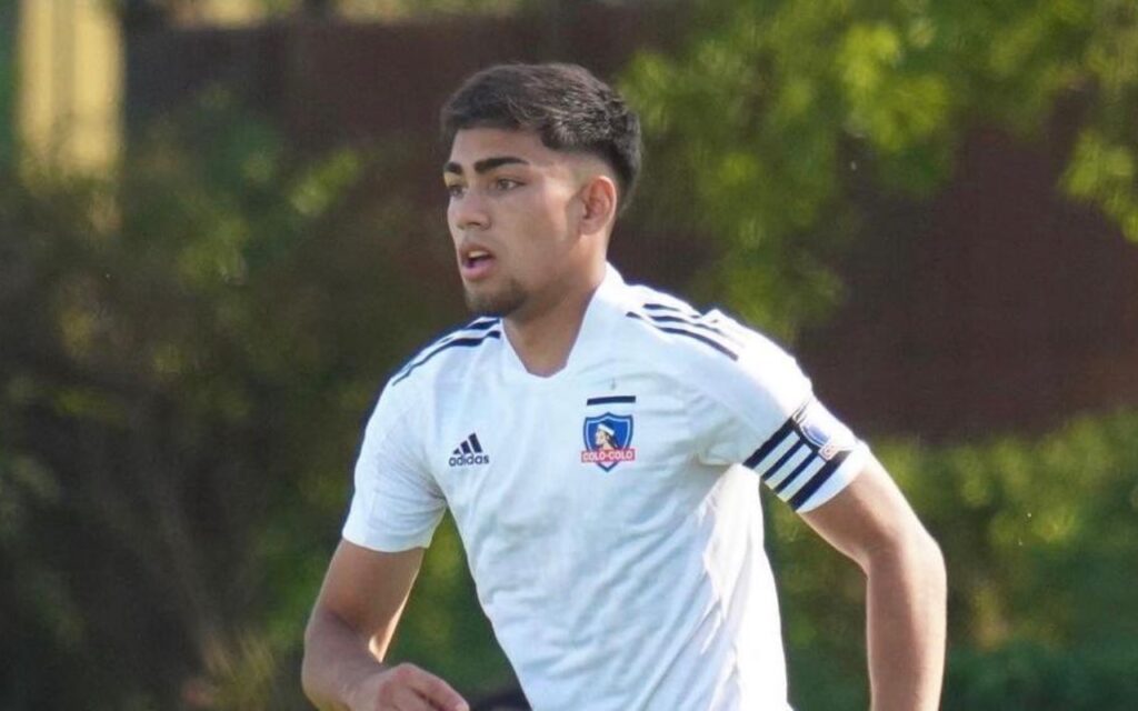 Nicolás Suárez jugando por Colo-Colo con la camiseta blanca