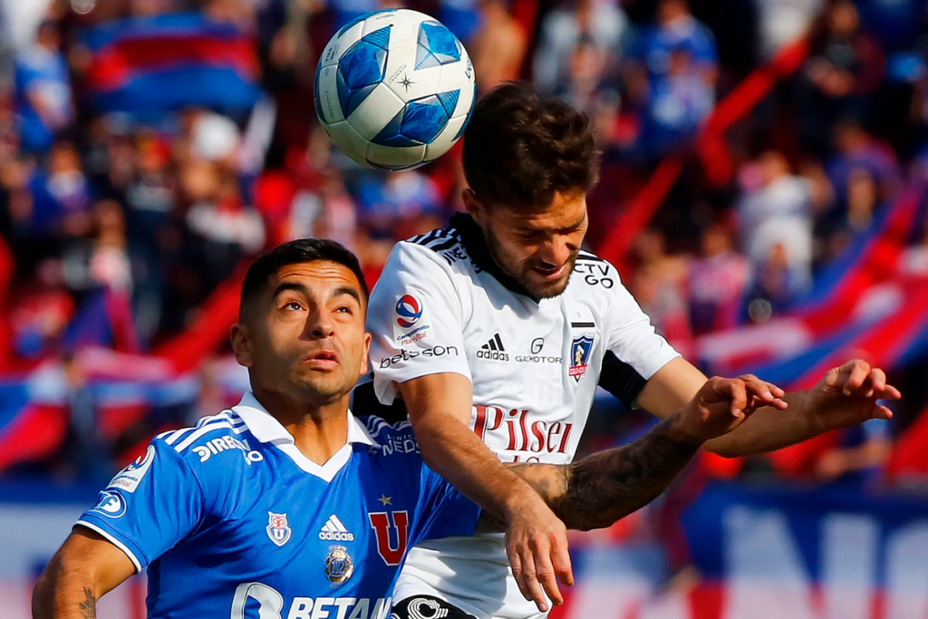 Agustín Bouzat y Yonathan Andía disputando un balón en el Superclásico del 2022 entre Colo-Colo y Universidad de Chile.