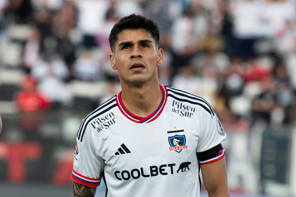 Primer plano a Erick Wiemberg con la camiseta de Colo-Colo.