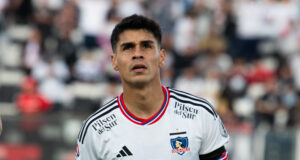 Primer plano a Erick Wiemberg con la camiseta de Colo-Colo.