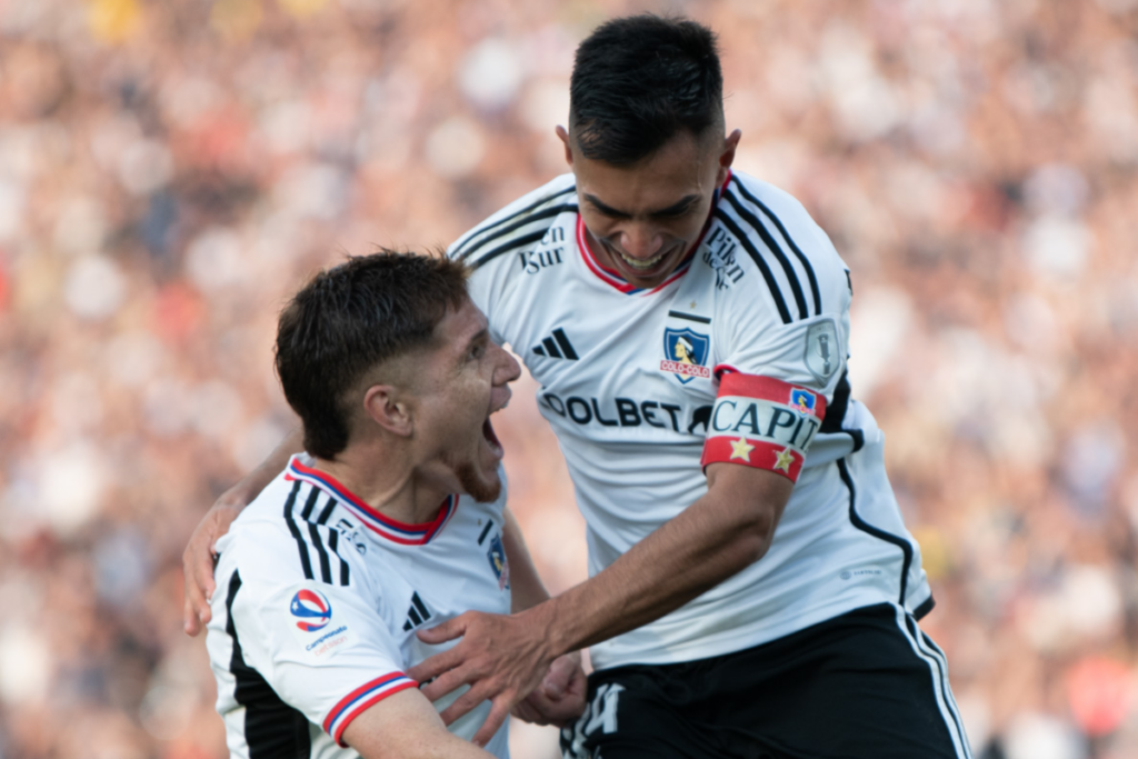 Leonardo Gil y Vicente Pizarro celebran eufóricos un gol con la camiseta de Colo-Colo durante la temporada 2023.