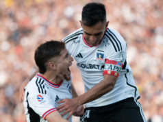 Leonardo Gil y Vicente Pizarro celebran eufóricos un gol con la camiseta de Colo-Colo durante la temporada 2023.