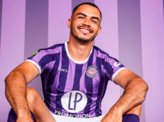 Gabriel Suazo sonríe ante las cámaras en medio de la presentación de la nueva camiseta del Toulouse de Francia.