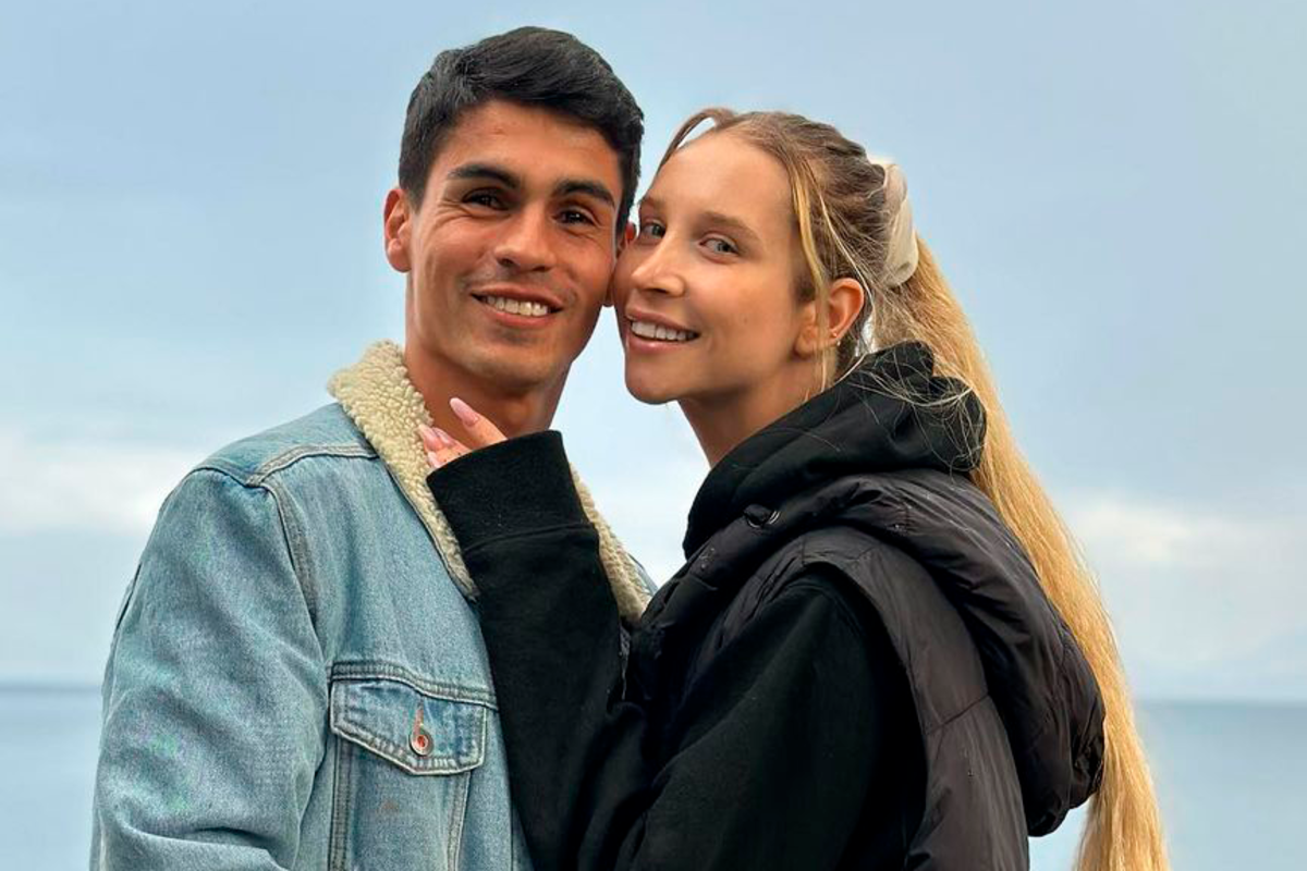 El futbolista de Colo-Colo ErIck Wiemberg sonríe y posa para una fotografía junto a su pareja Rosemaerie Eggers.