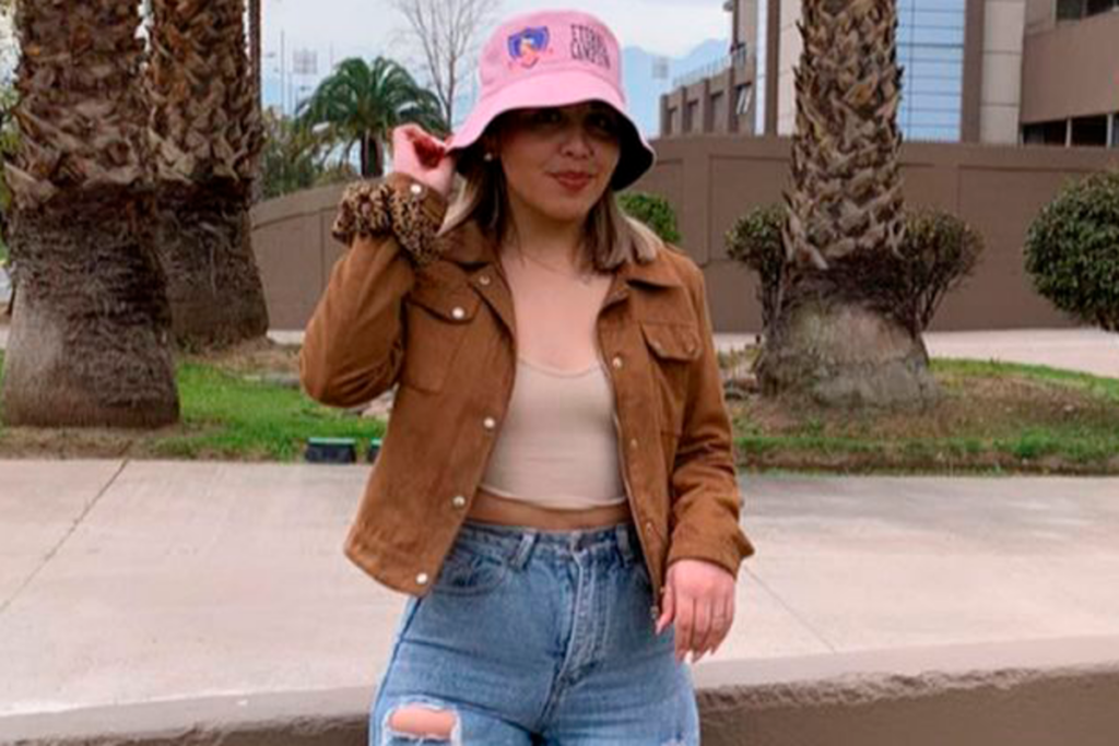 Julissa Campos posando con un gorro de Colo-Colo antes del Arengazo de cara al duelo contra Universidad de Chile.