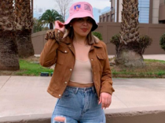 Julissa Campos posando con un gorro de Colo-Colo antes del Arengazo de cara al duelo contra Universidad de Chile.