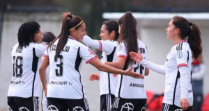 Futbolistas de Colo-Colo Femenino celebran un gol durante el segundo semestre del 2023 ante Palestino.