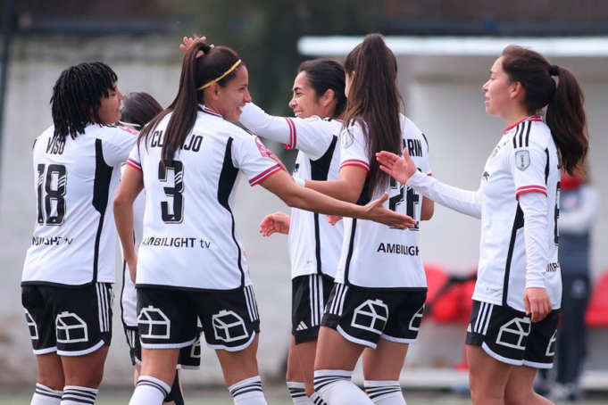 Futbolistas de Colo-Colo Femenino celebran un gol durante el segundo semestre del 2023 ante Palestino.