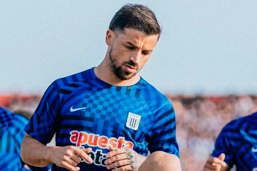 Gabriel Costa con la mirada cabizbaja mientras defiende los colores de Alianza Lima.