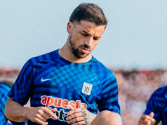 Gabriel Costa con la mirada cabizbaja mientras defiende los colores de Alianza Lima.