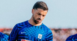 Gabriel Costa con la mirada cabizbaja mientras defiende los colores de Alianza Lima.