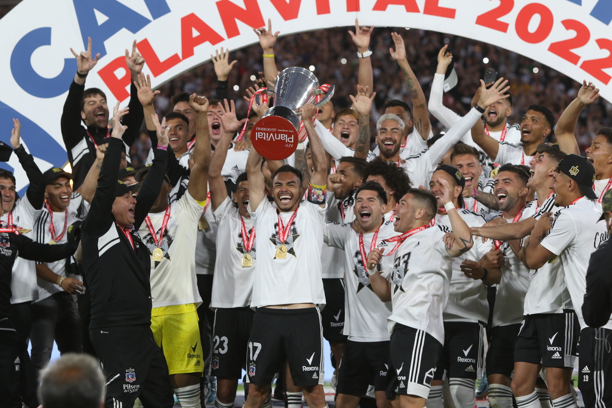 Futbolistas de Colo-Colo levantan la copa del Campeonato Nacional 2022.