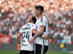Jugadores de Colo-Colo abrazados tras anotar un gol