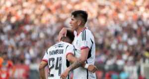 Jugadores de Colo-Colo abrazados tras anotar un gol