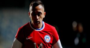 Fabián Orellana aparece con la camiseta roja de Chile